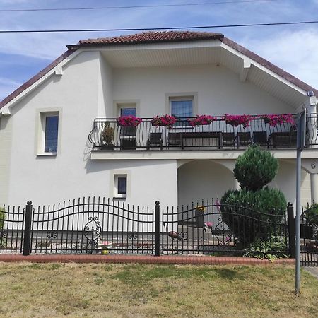 Pokoje Goscinne Cuma Леба Екстериор снимка